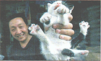 One more for the kitty: A cat owner shows off a five-legged kitten which has been born in Nanjing,China